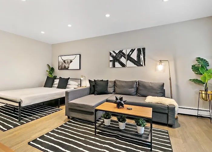 In Close To Boystown - Oakdale 204 Rep Chicago