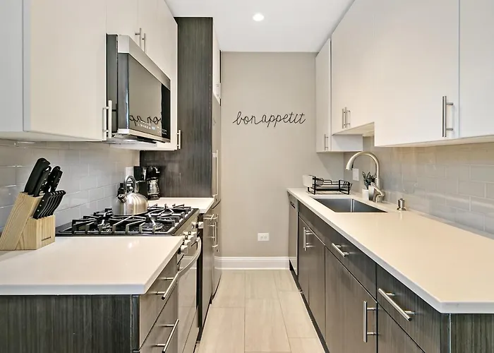 In Close To Boystown - Oakdale 204 Rep * Chicago