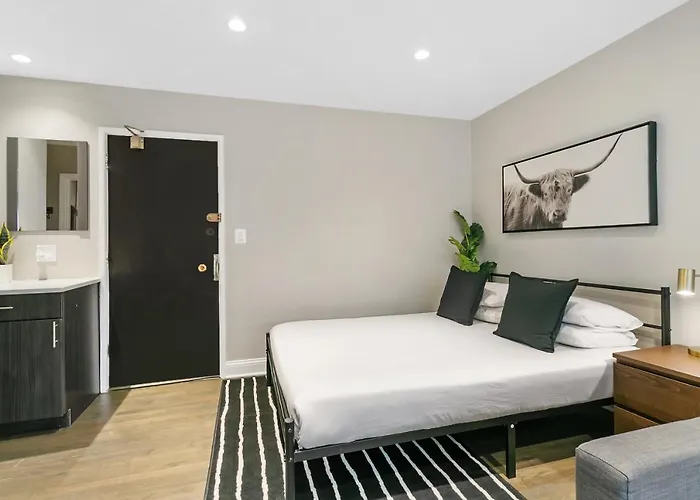In Close To Boystown - Oakdale 204 Rep Chicago