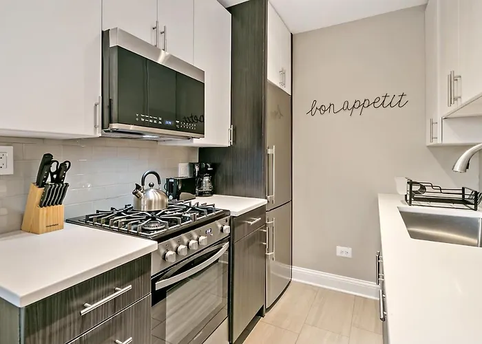 In Close To Boystown - Oakdale 204 Rep Chicago