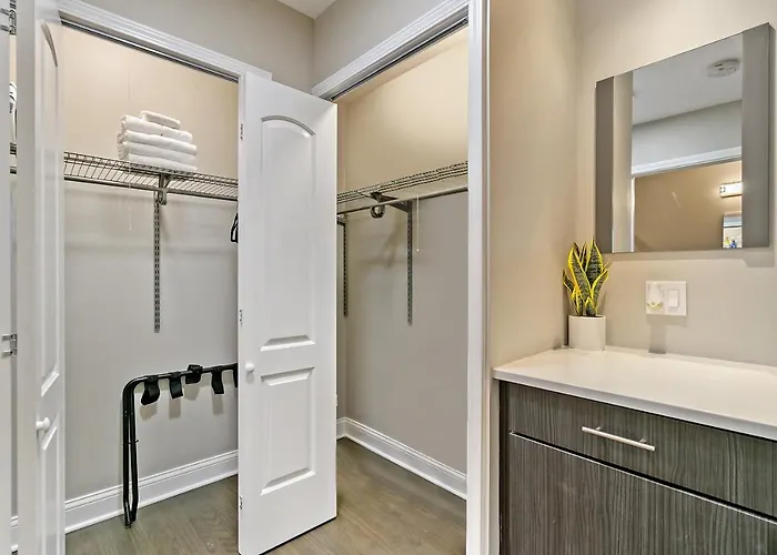 In Close To Boystown - Oakdale 204 Rep *